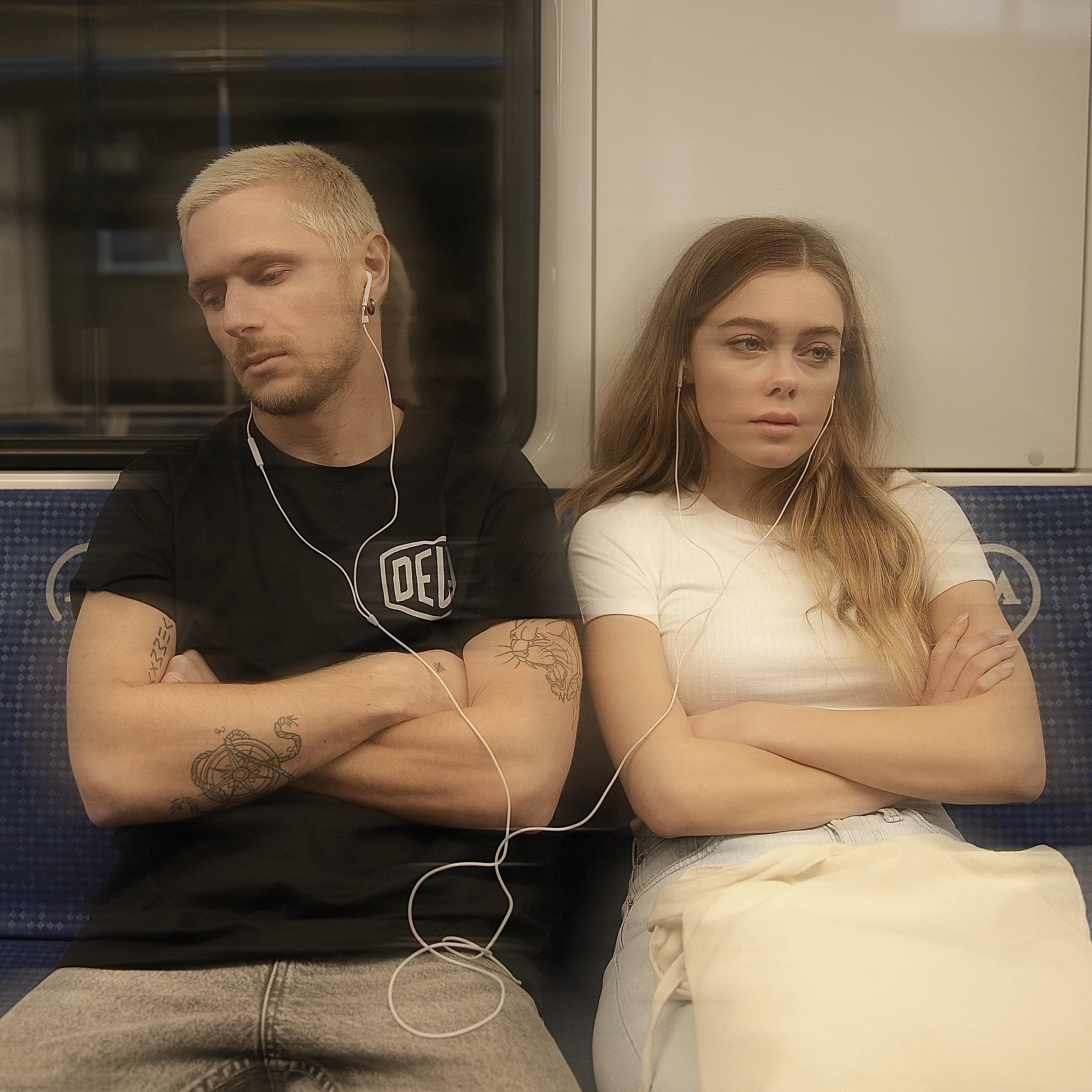 За руку